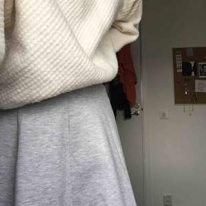 Fin grå kjol i typ collagetröj-material från Monki. Perfekt att ha i höst✨Aldrig använd med lappen kvar. Slutar strax över knäna och resår i midjan. Kan mötas upp i Linköping eller frakta mot extra kostnad. 