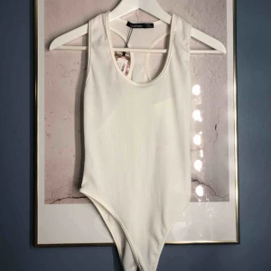  - En vit body från Boohoo, aldrig använd Köparen står för frakten 