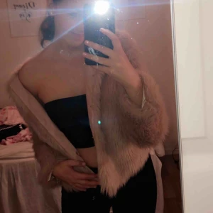  - Jättefin päls i färgen rosa! Den är använd men i väldigt bra skick. 💗 festlig päls! ( fake päls ) 