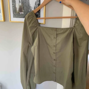  - Super skön blus i strl 38 men passar 36, använd 1 gång