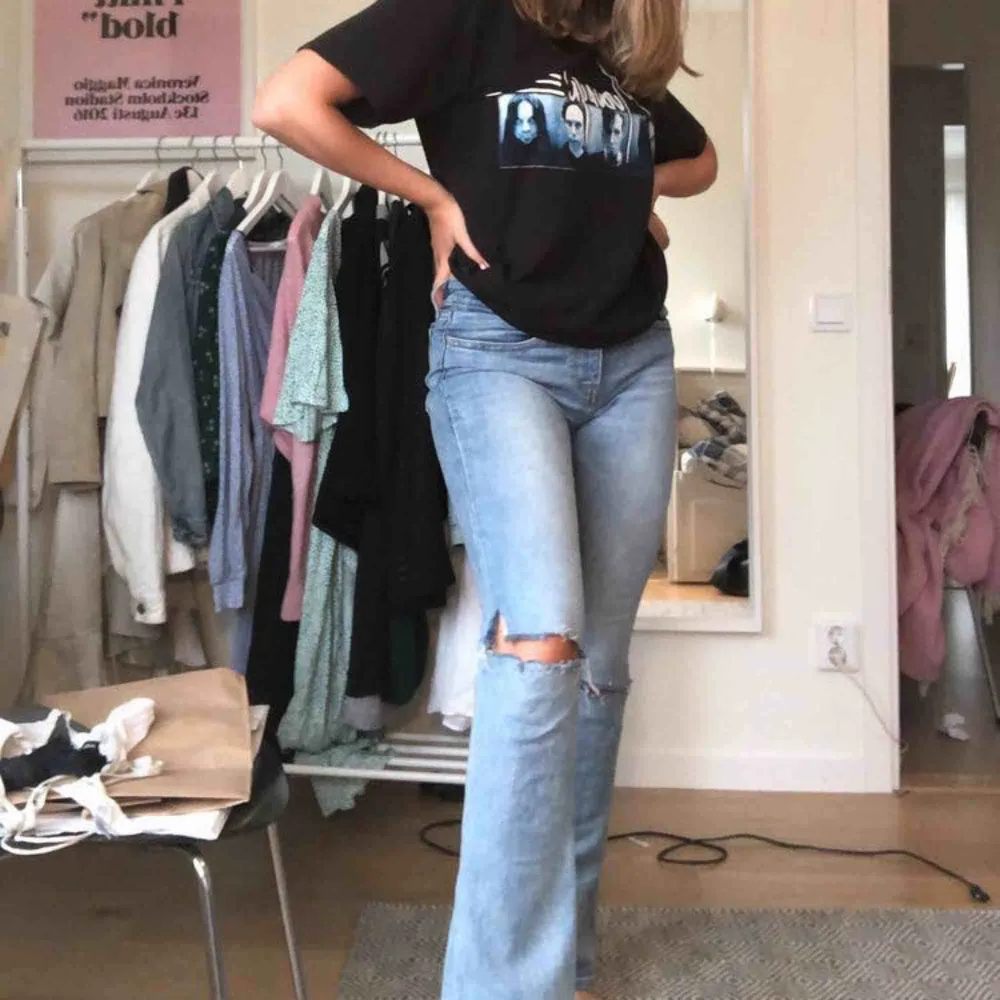 Svinsnygga Levis jeans men lite stora i midjan för mig :(( . Jeans & Byxor.