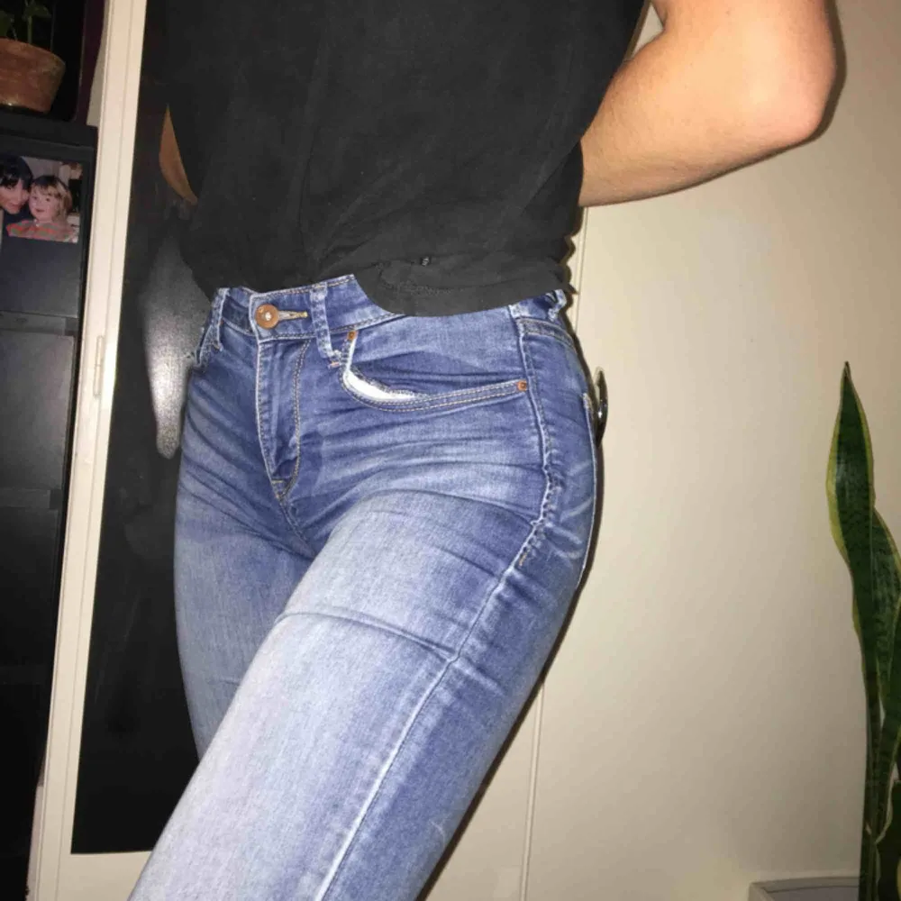 Ljusa jeans från H&M, i gott skick, knappt använda. Kan mötas upp i Norrtälje eller frakta. köparen står för frakten. Jeans & Byxor.