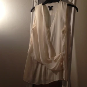 Snygg armlös draperad blus från H&M, använd 1 gång - Snygg armlös draperad blus från H&M, använd 1 gång