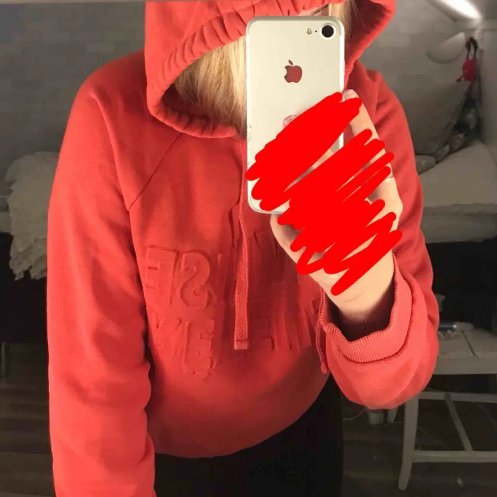 röd hoodie från gina, inte använd ofta alls. Hoodies.