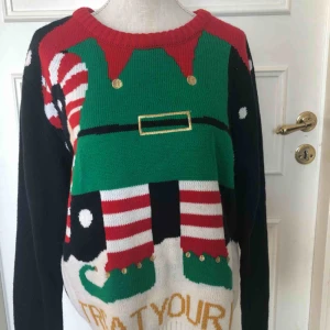  - Jultröja från H&M i strl. xs. Endast använd 2 ggr. Säljer då den är lite för liten. Betalning sker via swish.  Pris: 75kr (möts upp i örebro) eller 120kr inkl. frakt