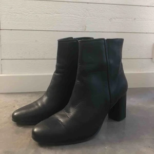  - Boots från Filippa K storlek 40. Inköpte hösten 2018 (kvitto finns) använda ca 3 ggr. Mycket fint skick. 