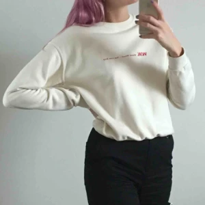  - snygg tröja från Wood Wood🤩 mysigt och varmt material💫 frakt är inkluderat i priset