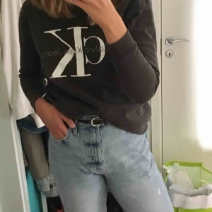  - Storlek S, men ganska stor i storleken, passar mig som har M🥰 använd ett få tal gånger, super fin färg❣️ original pris är 1000