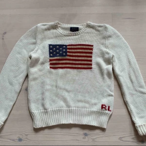  - Jättefin vit stickad tröja med amerikanska flaggan på från Ralph Lauren! Jätteskön och i jättefint skick! 