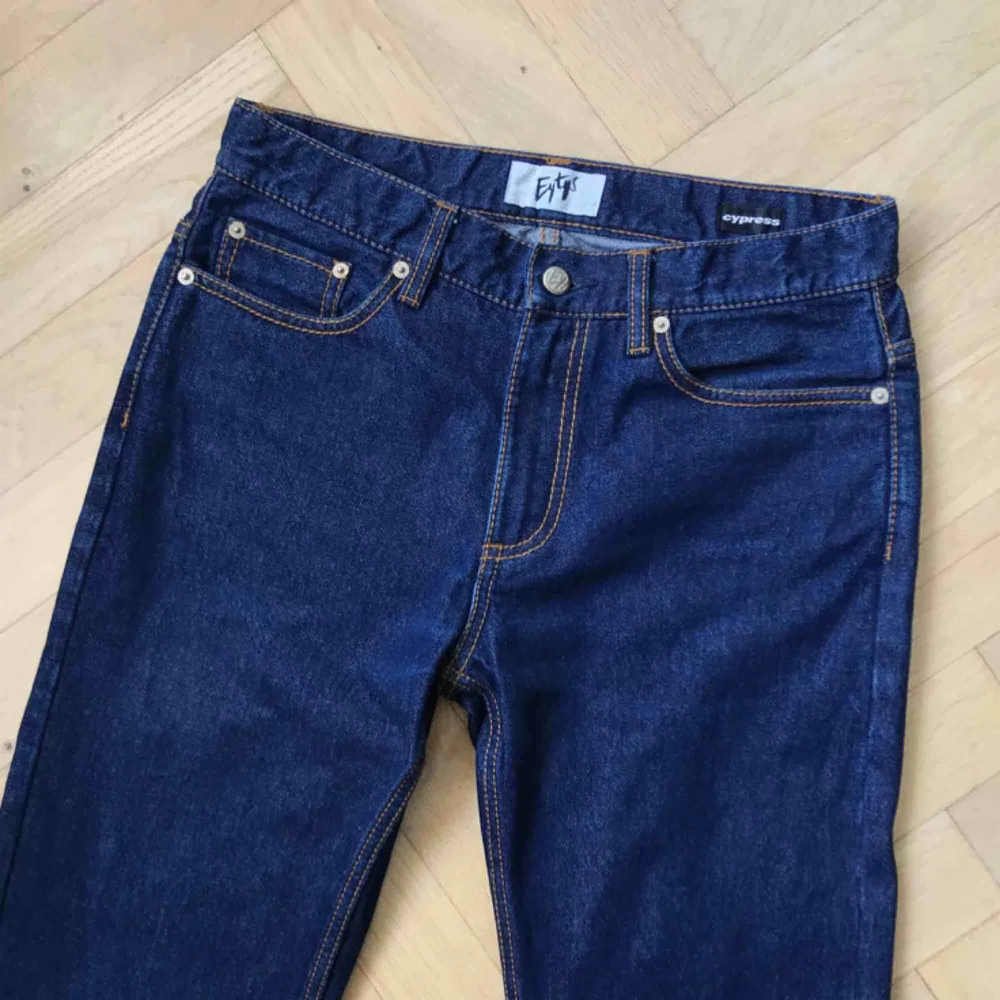 Eytys Cypress Raw jeans Storlek 30 Jättebra skick - färgen har fadeat på vissa ställen från normal användning.  Jag kan skicka fler bilder eller mått om det önskas + 63kr frakt. Jeans & Byxor.