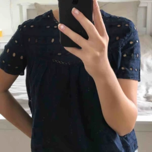  - En snygg och söt marinblå blus ifrån Zara, den har hål på armar, v-ringat över brösten och på sidorna (man ser inget igenom dessa hål), frakt tillkommer 😊