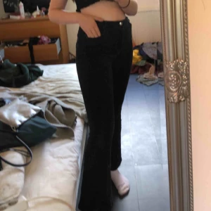  - Svarta bootcut jeans från ASOS. Frakt: 54-72.