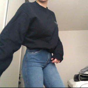  - Cool mörkblå tjocktröja i bra skick 