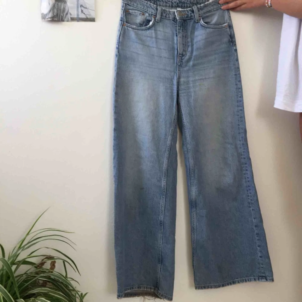 Blåa vida jeans. Köpta på weekday för 500, i modellen Ace. Jeans & Byxor.