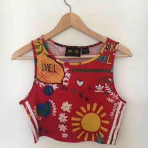  - En perfekt färgklick för din garderob från Pharrell Williams samarbete med Adidas! Fraktavgift tillkommer eller så möts vi upp i Uppsala :)