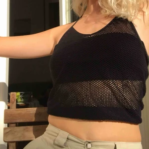  - (TRÖJAN UNDER TILLHÖR EJ) Nätlinne, bara, med halterneck köpt second hand. Pris inkluderat frakt.