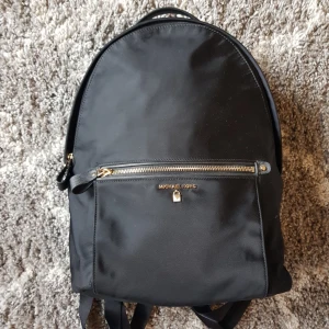  - Äkta Michael Kors rygga köpt för ca 2 år sedan men kan tyvärr inte minnas att jag använt en ända gång. Hällst möts jag upp då posten inte är fult pålitlig. Kanven frakta men vill ej vara ansvarig för postens slarv! Hör av dig vid intresse och kålla gärna in mina andra grejor💙 Nypris 2 000