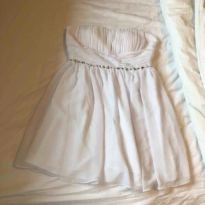  - Vit kort klänning från nelly (NLY one) Som ny