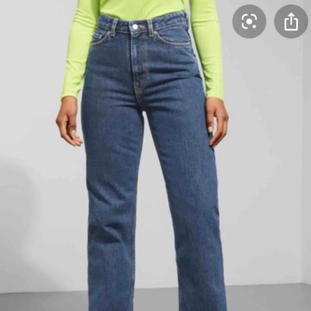 Row jeans från Weekday! Slutsåld modell som är väldigt populär pga passar alla kroppstyper typ😄 ord. pris 500! . Jeans & Byxor.