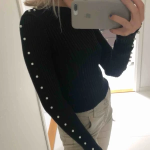  - En jätte fin och mysig stickad tröja med pärlor längst armarna från chiquelle i storlek onesize men passar i storlek XS/S💖 frakten är inkluderad i priset