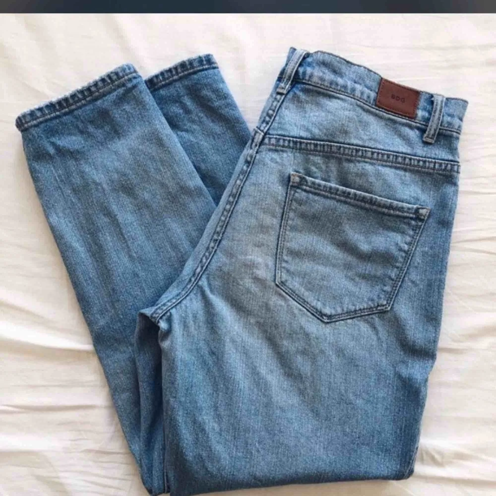 Momjeans från Urban Outfitters, BDG. Fint skick. . Jeans & Byxor.