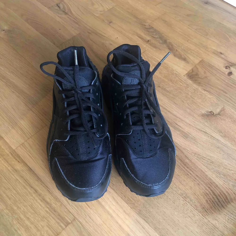 Nike huarache svart i storlek 39. Storlekarna är väldigt små så dem är som en strumpa, och är då till en person med storlek 37,5 därför blev det felköp för mig. Dem är knappt använda, max 8 gånger och är som nya :)  Dem är köpta 2017 för 1200kr. . Skor.