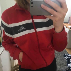 Kofta Kappa - Fin kofta från Kappa, köpt på Humana och jag har använt den kanske 1 gång. Superduperfint skick! Storlek S. Kan mötas upp i Stockholm eller skicka mot fraktkostnad