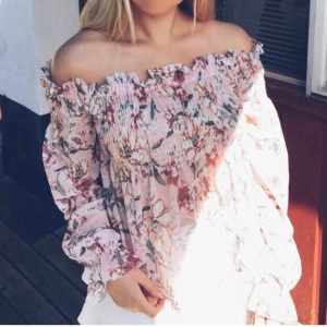  - Puderrosa off shoulder topp, kommer tyvärr inte till användning. 