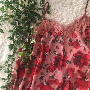  - Romantisk blus som visar axlarna! Använd fåtal gånger (2-3 max) och därmed i väldigt fint skick. Frakt tillkommer💋