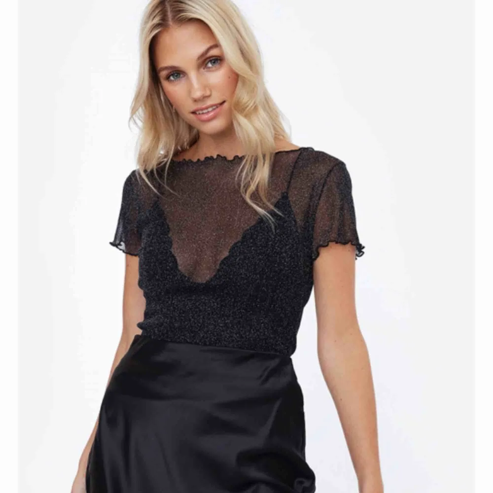 Säljer denna glitter mesh topp från chiquelle, endast använd 2ggr. -nypris 249kr, mitt pris 130kr -strl XS-s. Toppar.