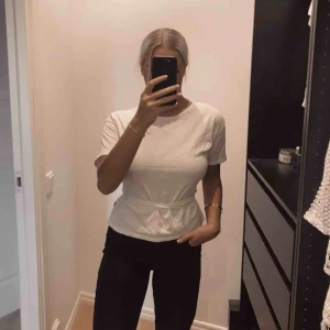  - Jättesnygg och unik vit T-shirt från zara, knappt använd! Man kan ha den om man är en xs-s-m, man knyter bandet runt midjan själv 🌸  🗯Frakt tillkommer om det ska skickas, fraktar alltid med video/bildbevis!🗯