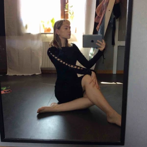  - Tight långklänning, känns välgjord och sitter smickrande på med intressant och praktisk snörning på båda armarna.