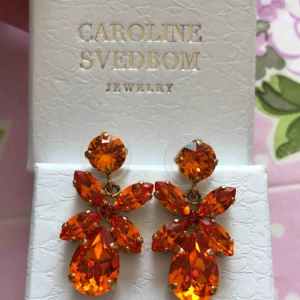  - Superfina örhängen från Caroline Svedbom✨ Modellen heter mini dione och färgen heter Tangerine. Använda ca 5 gånger, inga repor eller något liknande! Superfint skick. Köptes för 1195kr 