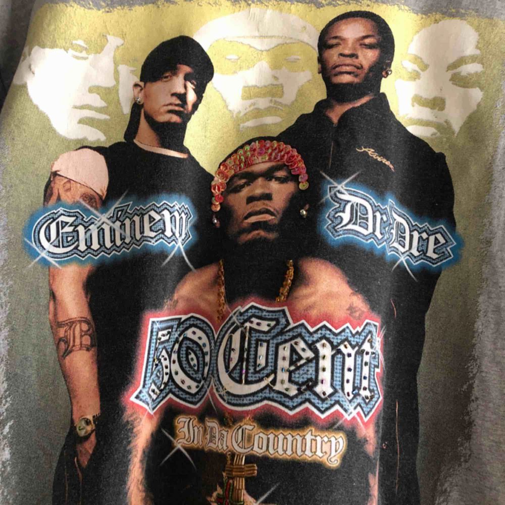 Eminem, Dr Dre och 50 Cent - Paljetter och bling på tröjan, vissa har ramlat av men i trevligt skick. Hämtas i Uppsala eller skickas mot frakt. Storlek typ large, ingen tag finns.. T-shirts.