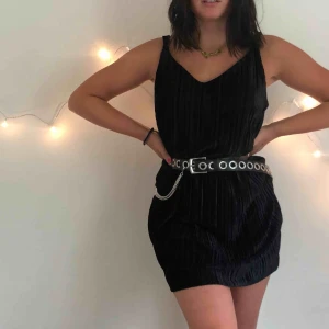  - Superfin klänning köpt på monki. Superfint skick. (Skärpet ingår inte). Köparen står för frakt💘🍒