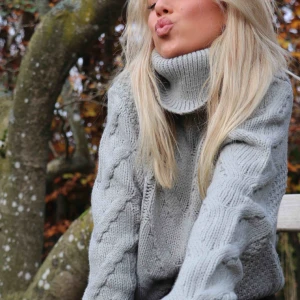  - Stickad polotröja, kortare variant. Knappt använd. Från ivy revel 