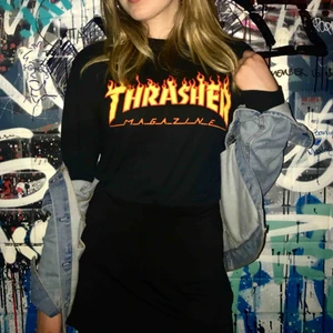  - 🔥 Säljer en sjukt nice äkta Thrasher Longsleeve i strl S 🔥 Dock en herrmodell så därför lite oversize. Endast använd två gånger så den är fortfarande i nyskick. 