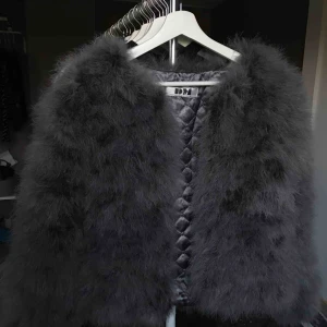  - Superfin pälsjacka från Dennis maglic, köpt för 1 399kr på deras hemsida. Den är använt 1 gång på bild. Ifall du har frågor, tveka inte att fråga! Kan fraktas om du betalar frakten vilket jag tror kan bli ganska dyr!😊💕 