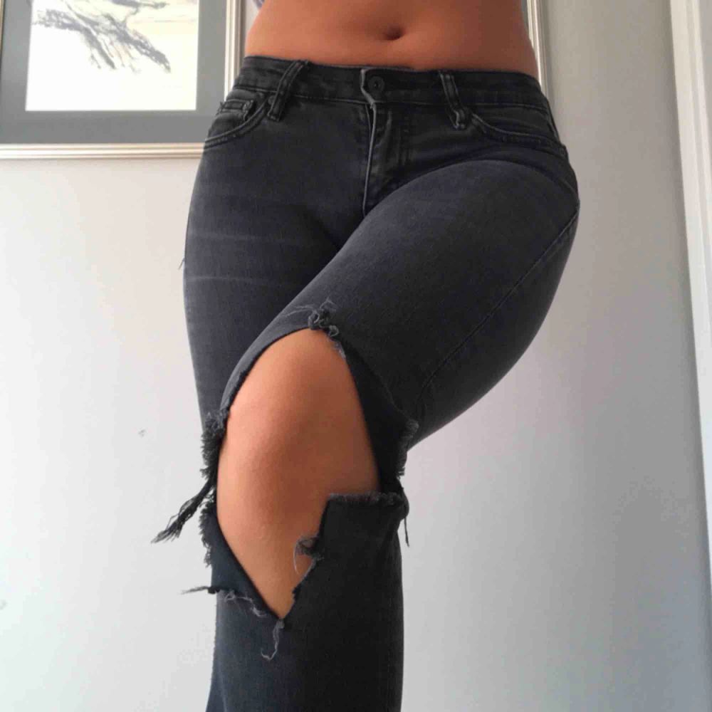 Gråa/svarta jeans(bootcut) med hål från crocker. Waist 26 och längd 33. Skriv gärna om du har fler frågor.. Jeans & Byxor.