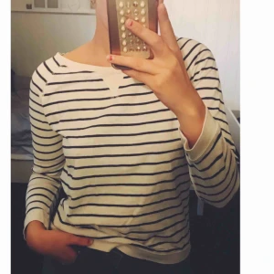  - Randig långärmad tröja i fint skick. Den har mörkblåa detaljer på armbågarna! 