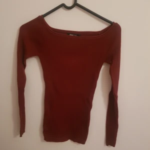  - Gina Tricot, topp. Vinröd. Figurnära, off shoulder (+ 36kr frakt)