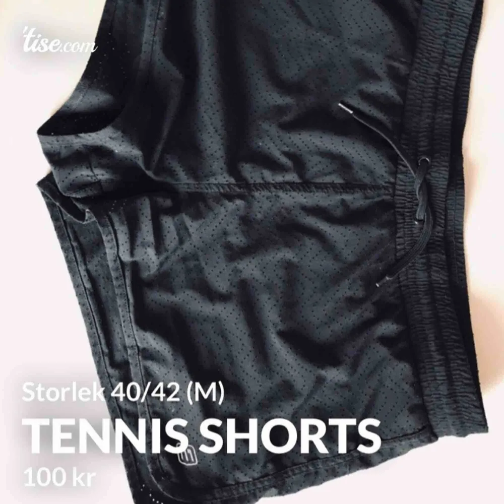 Shortsen är från Energetics och har en inbyggd innershorts så att man bekvämt ska kunna sitta i dem utan att någonting syns ut! Ytter materialet gör att det luftar och svettas inte in i byxorna! ❤️. Shorts.
