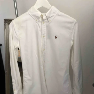  - Figursydd skjorta från Ralp Lauren. Prislapp är på och är därför i nyskick. + 40 kr frakt tillkommer.