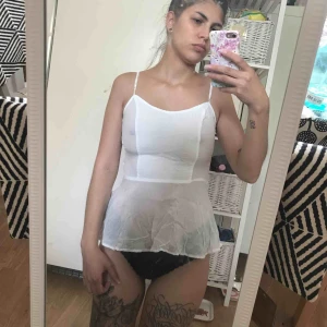  - Vit peplumtopp från H&M