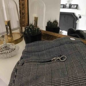  - Säljer för de är för små. (De är mer som en 34 i storleken). Sparsamt använda!