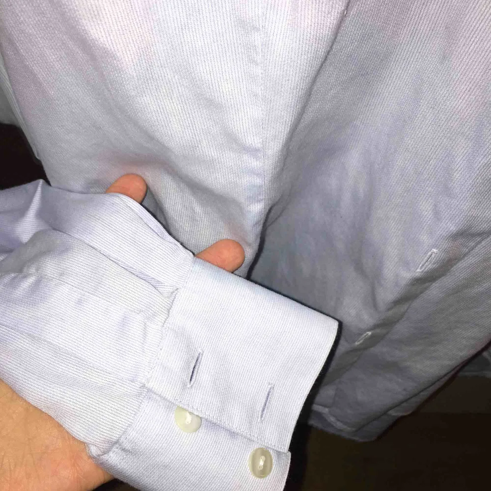 En blå vit randig skjorta från ströms. Fläckfri. Skjortor.