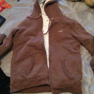  - Hollister brun frakt ingår i priset :)