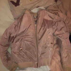  - Rosa bomberjacka! Super fin, använt men fint skick. Tvättas såklart innan den säljs! Passar xs oxå