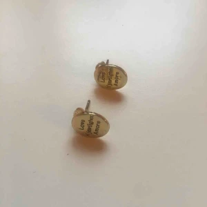  - Guldfärgade örhängen med ordet ”kärlek” på tre olika språk. Super söta. Frakt 19kr