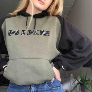  - Vintage Nike hoodie🥰🥰🥰 använd och älskad men i fint skick!! Inga hål eller liknande. Köpare står för frakt💖 budgivning pågår!!!<33 (avslutas 20.00)